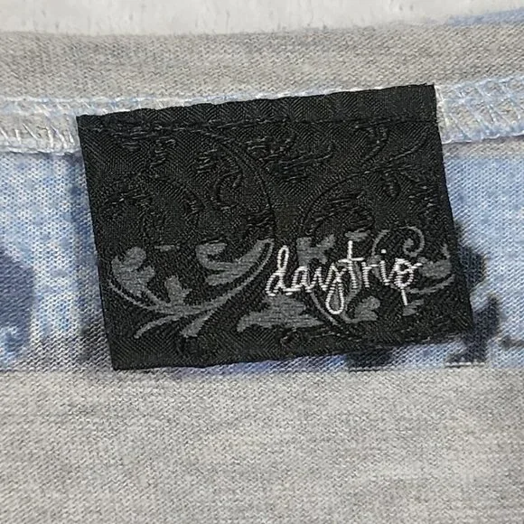 Buckle DAYTRIP Vtg Y2K Top Fairycore Whimsical Goth Tee Size L Gray Blue V-Neck - Picture 6 of 6
